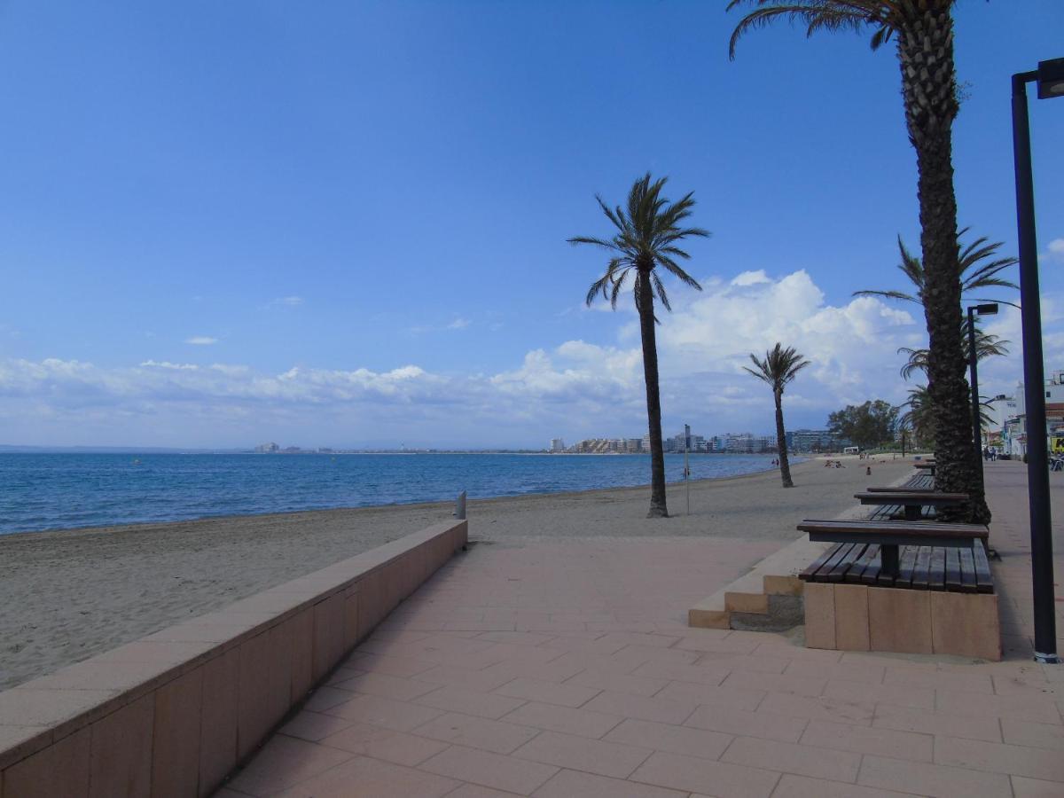 Appartement Premiere Ligne De Mer Avec Piscine Roses Exterior photo