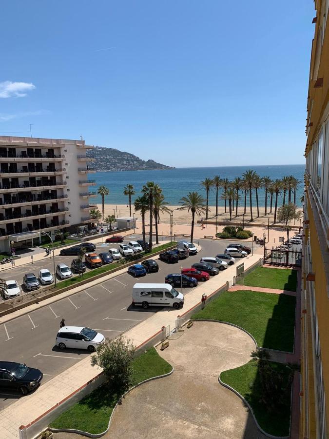 Appartement Premiere Ligne De Mer Avec Piscine Roses Exterior photo
