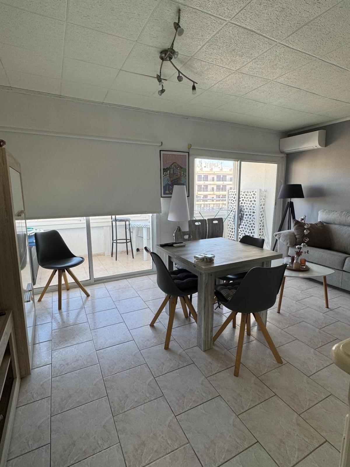 Appartement Premiere Ligne De Mer Avec Piscine Roses Exterior photo