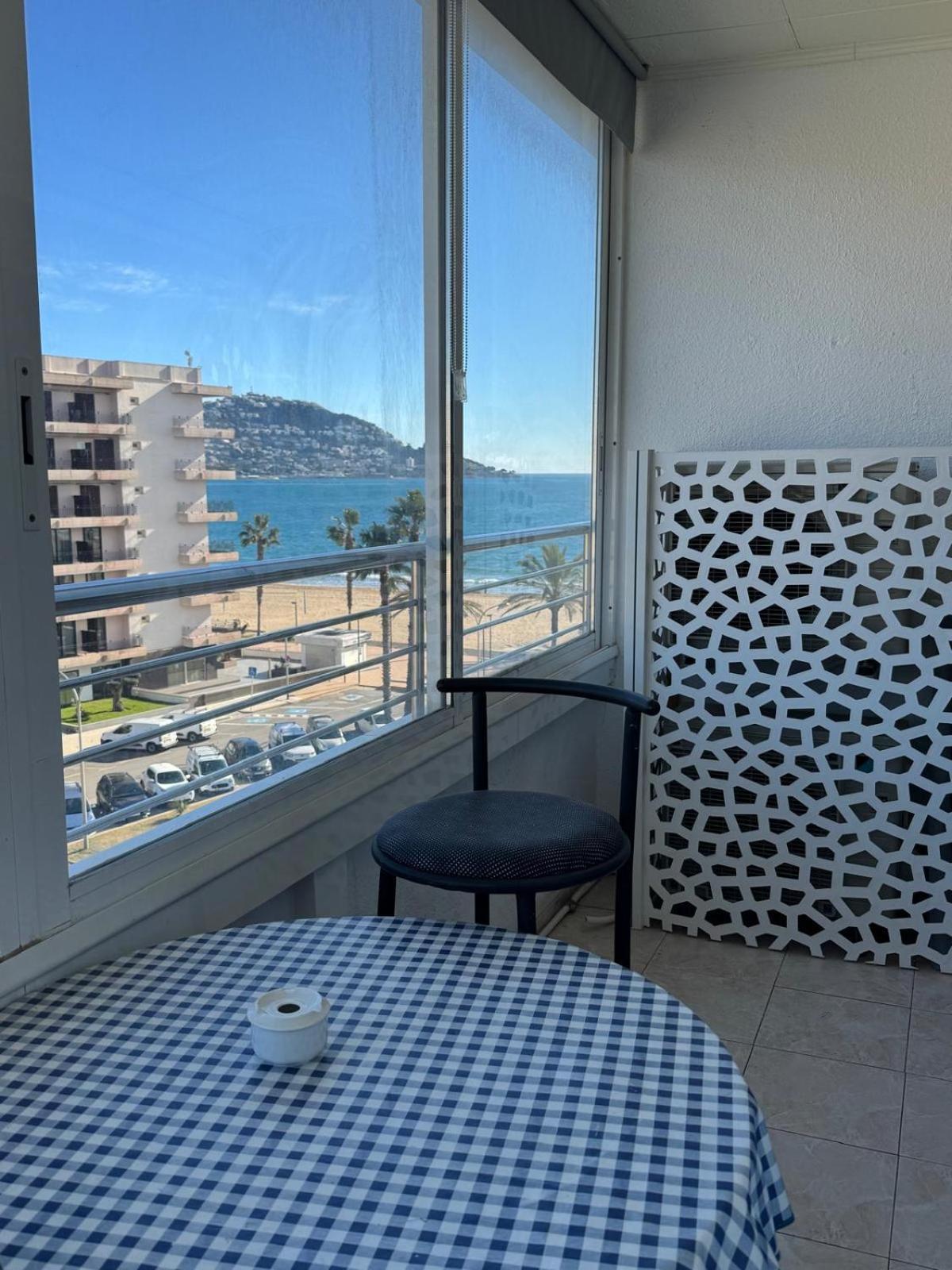 Appartement Premiere Ligne De Mer Avec Piscine Roses Exterior photo