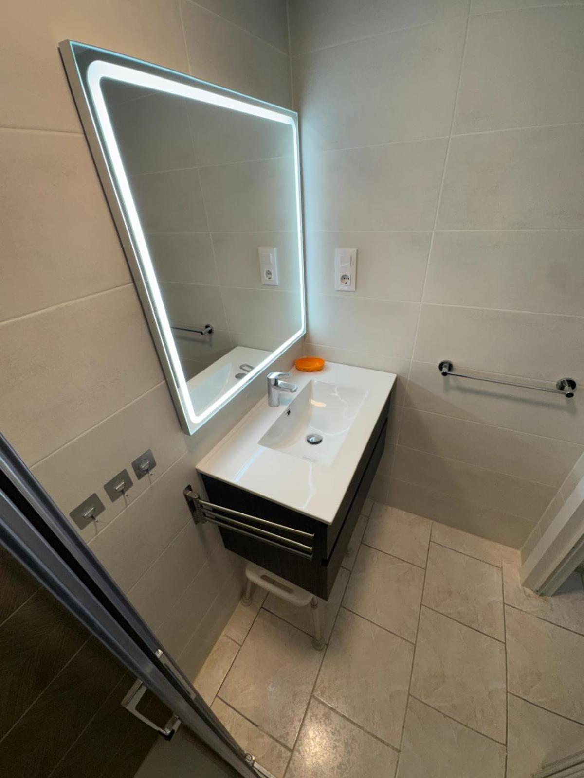 Appartement Premiere Ligne De Mer Avec Piscine Roses Exterior photo
